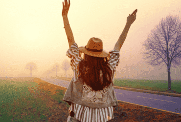 mulher feliz em paz na natureza