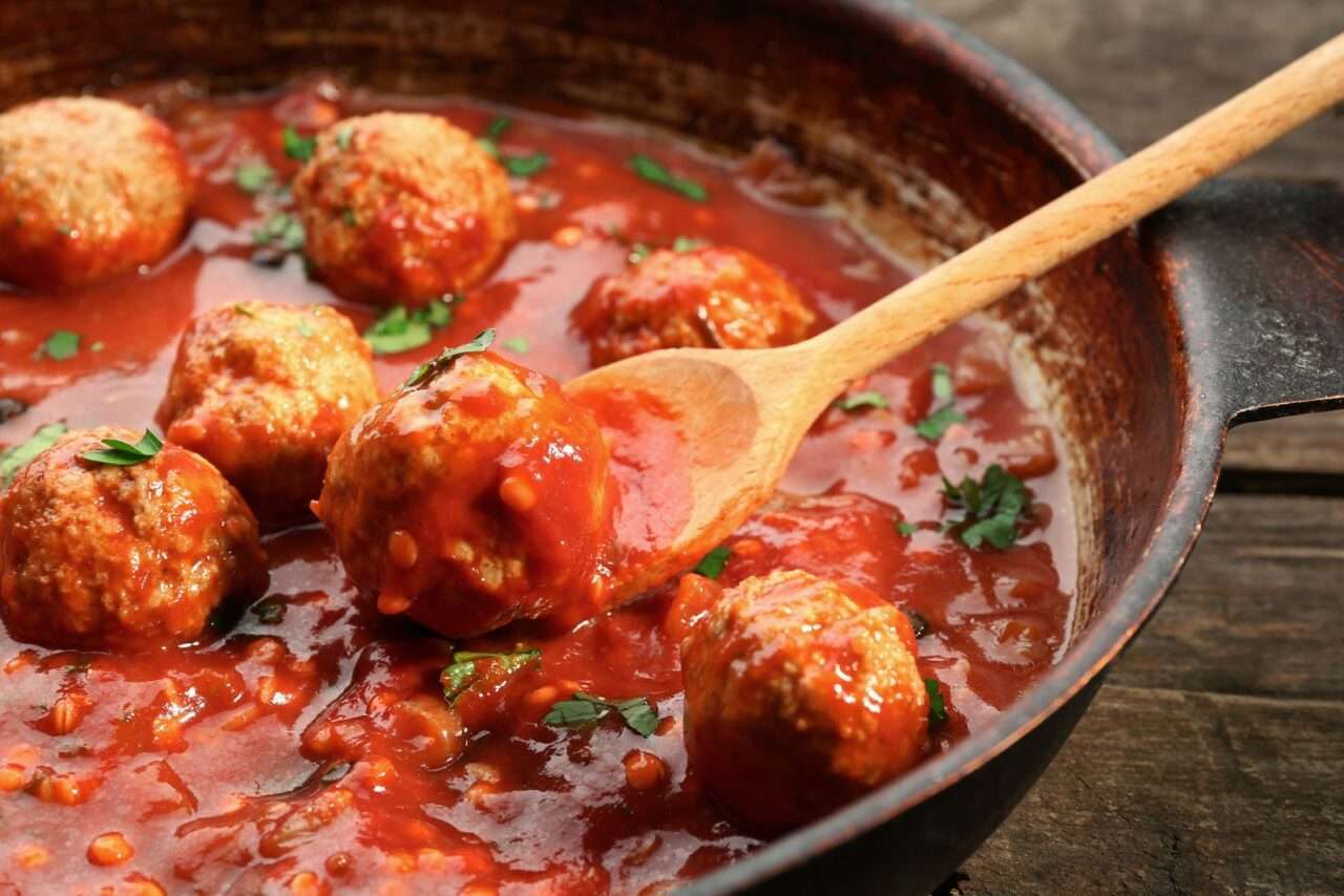 Receita de almôndegas de carne para sua macarronada 3 Almôndegas com Molho de Tomate na Panela - Fotos do Canva