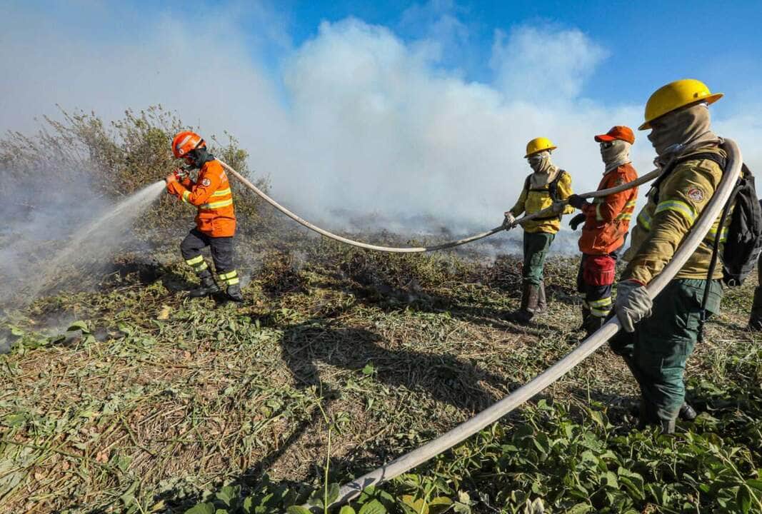 Bombeiros de Mato Grosso extingue incendio em Cuiaba e combate outros 17 nesta terca feira 20 scaled