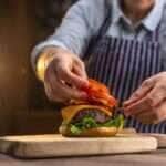 Chef preparing a hamburger - Fotos do Canva
