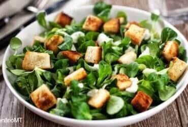 Como fazer salada Caesar
