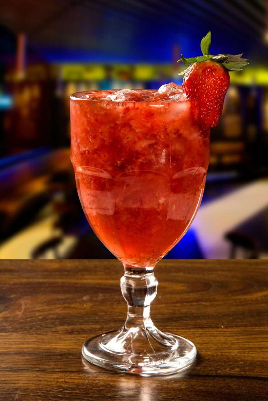 Caipirinha de morango para animar o final de semana 3 Fresh made Strawberry Caipirinha on wooden background - Fotos do Canva