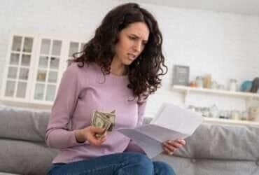 Mulher ansiosa com problemas financeiros - Fotos do Canva1 (1)