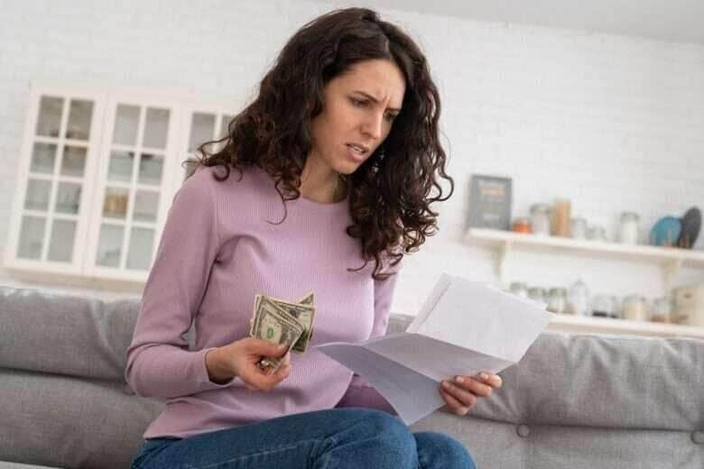 Mulher ansiosa com problemas financeiros - Fotos do Canva1 (1)