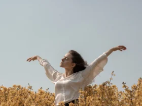 Mulher em um campo de flores - Fotos do Canva