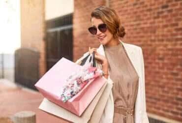 Mulher feliz nas compras