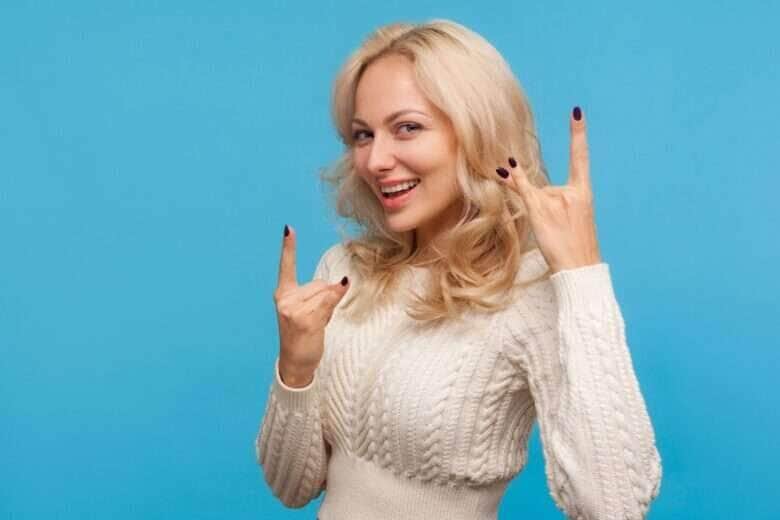 Mulher gesticulando rock and roll - Fotos do Canva