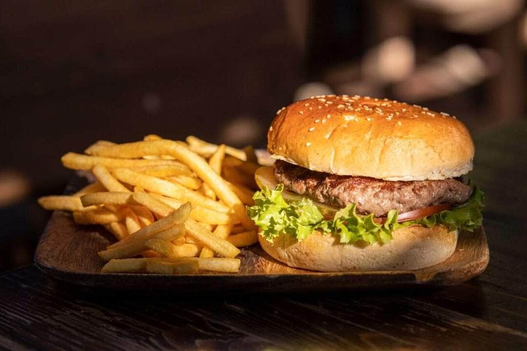 Baguncinha: O lanche que virou símbolo da cultura de Cuiabá 80 Prato de Fritas e Hambúrguer - Fotos do Canva