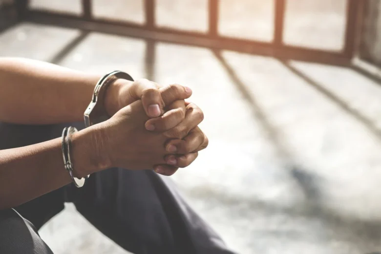Irmãos são presos em Cáceres por tentativa de homicídio após vítima ser esfaqueada