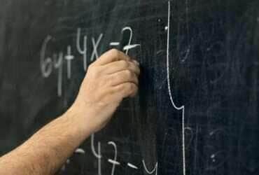 Estado ocupa a segunda posição nacional em alunos de 15 a 17 anos fora da escola; região Centro-Oeste também registra índices preocupantes em outras faixas etárias.