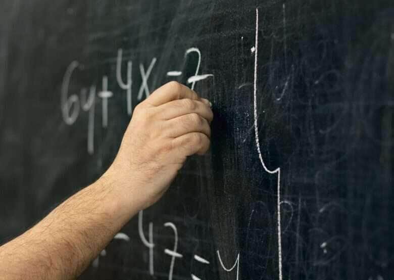 Estado ocupa a segunda posição nacional em alunos de 15 a 17 anos fora da escola; região Centro-Oeste também registra índices preocupantes em outras faixas etárias.