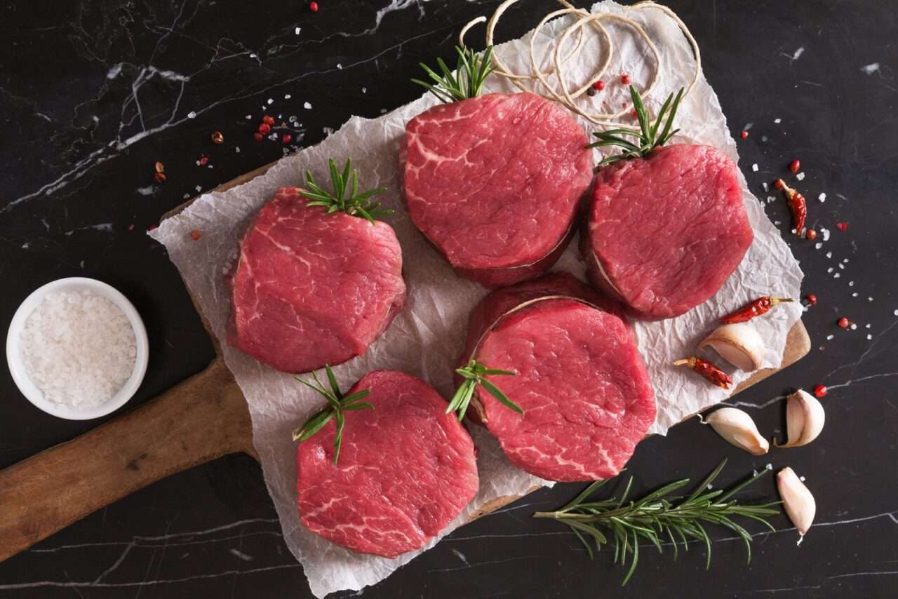 Receita de filé mignon: O segredo para um prato perfeito! 8 Raw Filet Mignon - Fotos do Canva1 (1)