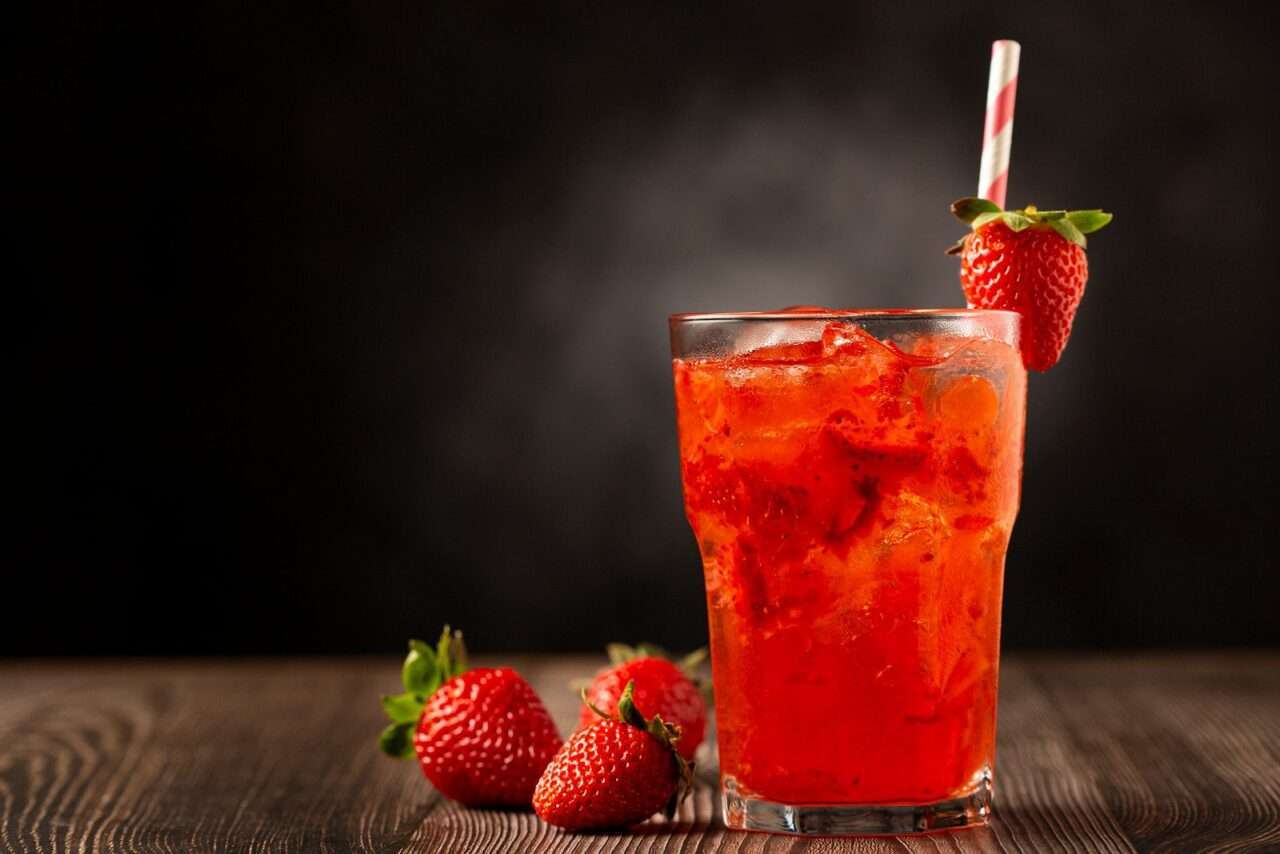 Caipirinha de morango para animar o final de semana 6 Strawberry caipirinha on the table. Strawberry cocktail. - Fotos do Canva