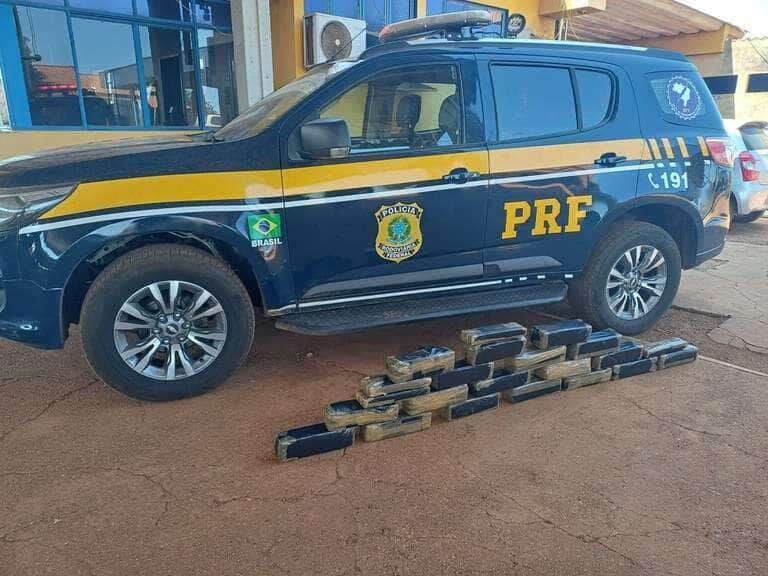 PRF apreende 42 kg de skunk em ônibus na BR-070