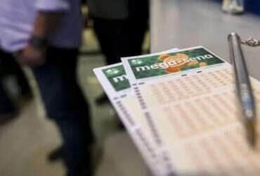 Apostadores fazem fila em casa lotérica. A Caixa Econômica Federal sorteia hoje (08) as seis dezenas do concurso 2. 149 da Mega-Sena acumulada, que deve pagar um prêmio de R$ 170 milhões. Por: Marcelo Camargo/Agência Brasil