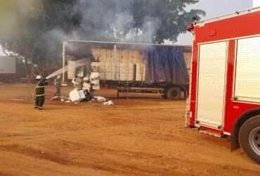 Corpo de Bombeiros controla incêndio em carreta carregada de algodão em rodovia de Mato Grosso