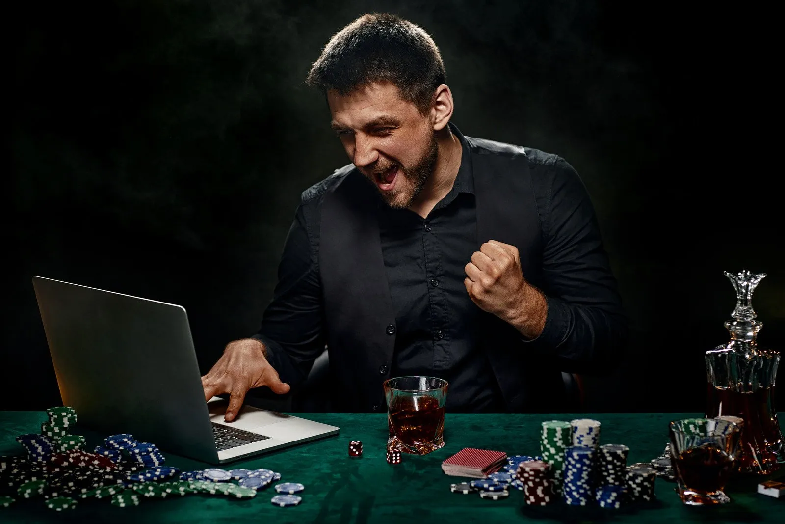 Bets: Neurocientista explica como elas agem no cérebro para te viciar 5 Homem barbudo jogador de cassino online comemorando a vitória - Fotos do Canva1
