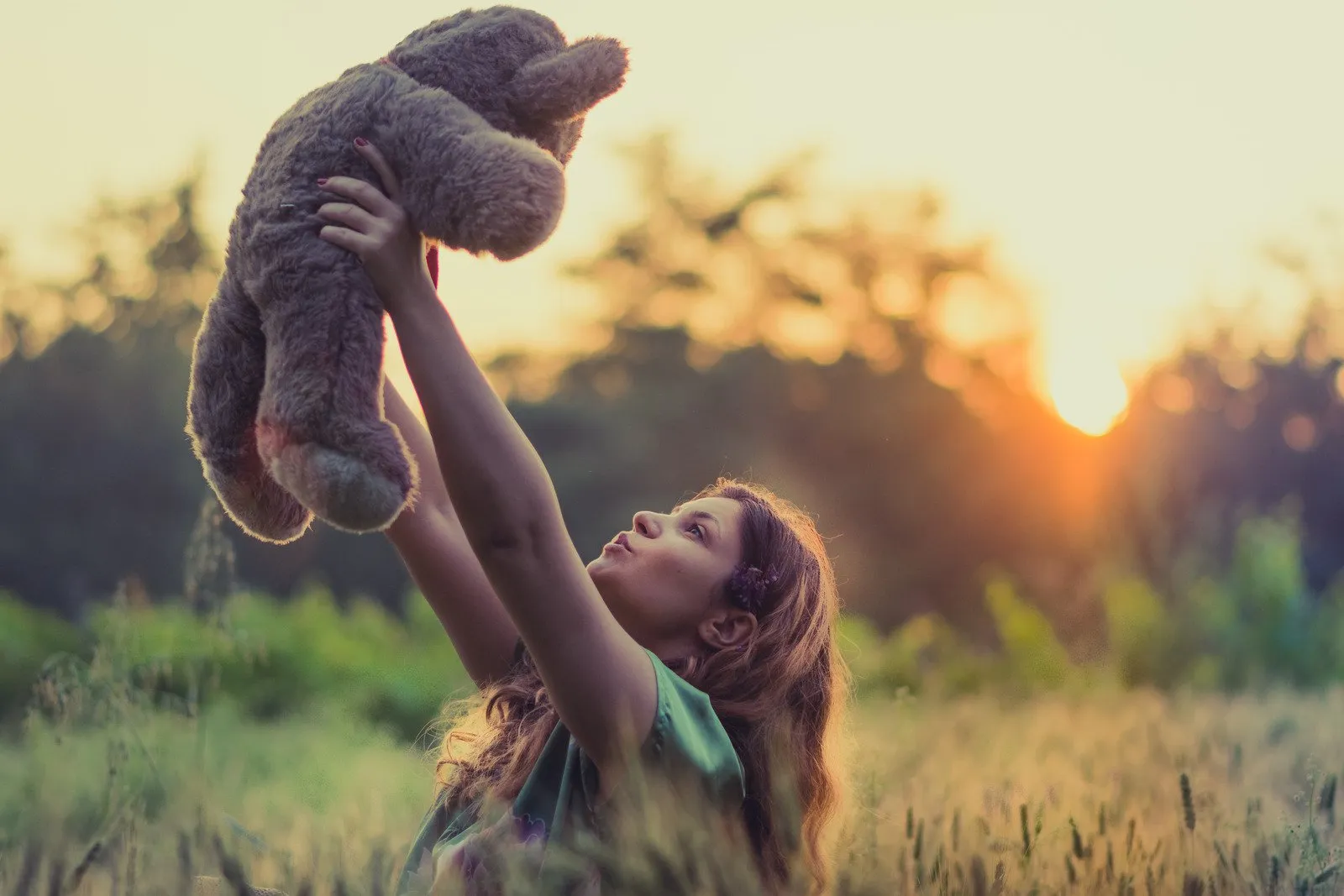 Menina e urso de pelúcia no campo - Fotos do Canva1