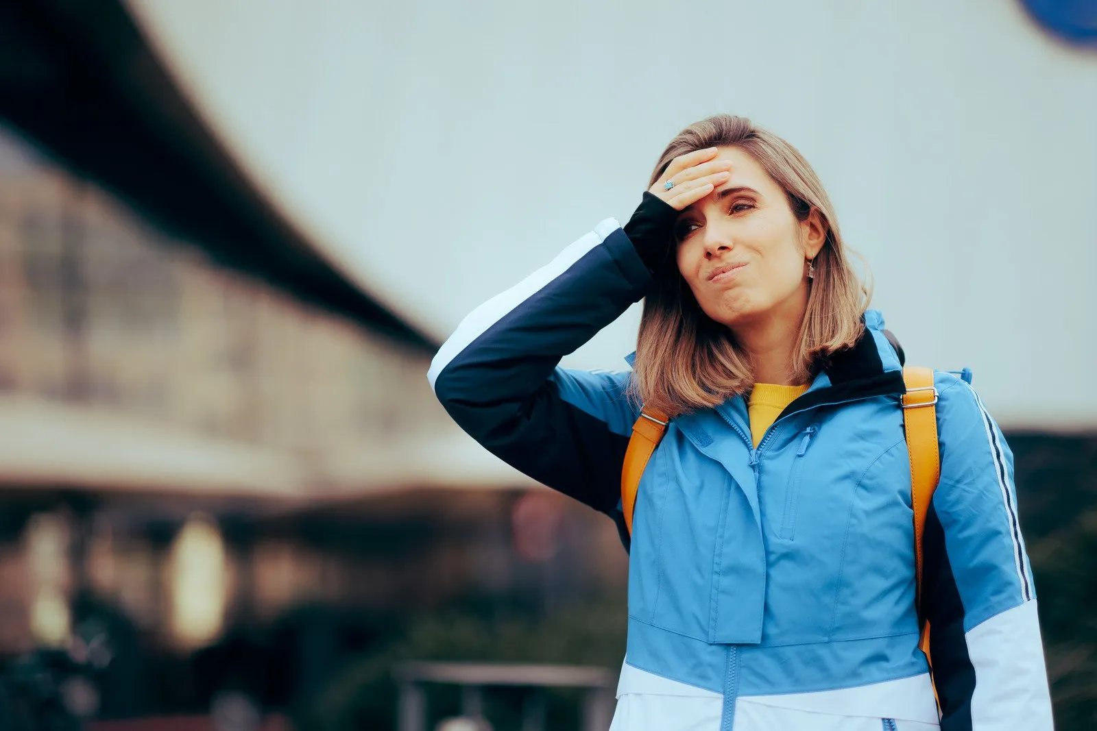 Mulher pensativa e stressada