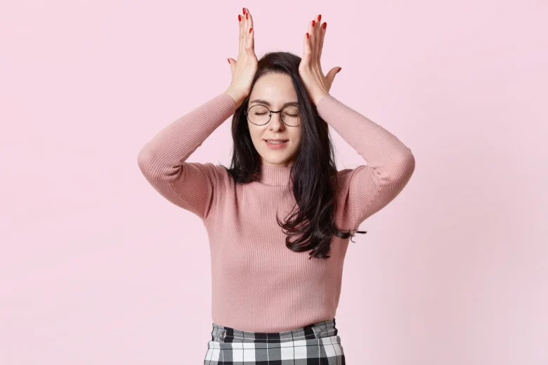 Mulher pensativa preocupada
