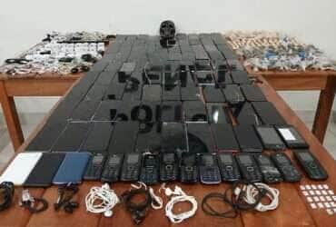 Material foi encaminhado à Polícia Civil, que investigará o conteúdo dos celulares e dará o devido destino aos entorpecentes