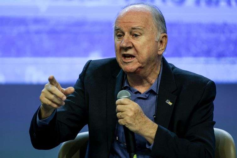 José Cruz/Agência Brasil Brasília (DF) 22/05/2024 – Presidente da Confederação Nacional de Municípios (CNM), Paulo Ziulkoski discursa na A 25ª Marcha a Brasília em Defesa dos Municípios continua, sobre mudança de climas. Foto: Jose Cruz/Agência Brasil