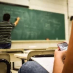 Mato Grosso proíbe uso de celulares em sala de aula na rede estadual