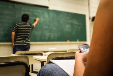 Mato Grosso proíbe uso de celulares em sala de aula na rede estadual