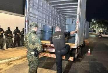 PF e BOPE apreendem 483 kg de cocaína escondidos em caminhão baú na BR-364