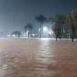 Forte chuva alaga vários pontos de Lucas do Rio Verde e arrasta veículos