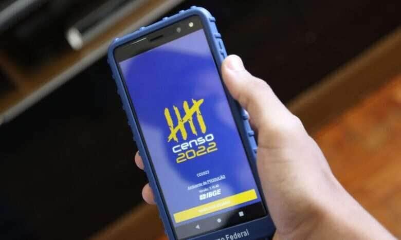 Celular do recenseador do IBGE com o aplicativo de entrevistas para o Censo 2022.