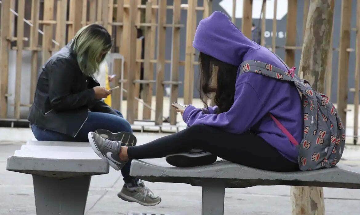 Cadastro Nacional de Celulares com Restrição já pode ser consultado pelo app 87 Uso contínuo de celular com a cabeça inclinada para baixo pode gerar problemas na cervical.