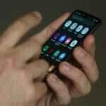 Smartphone, celular,  em uso.