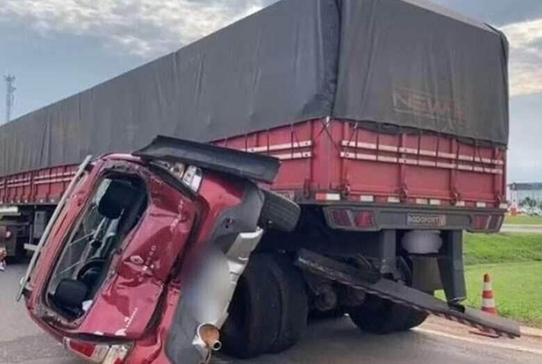 Acidente em Sinop: Carro fica prensado entre duas carretas na BR-153 e motorista sobrevive