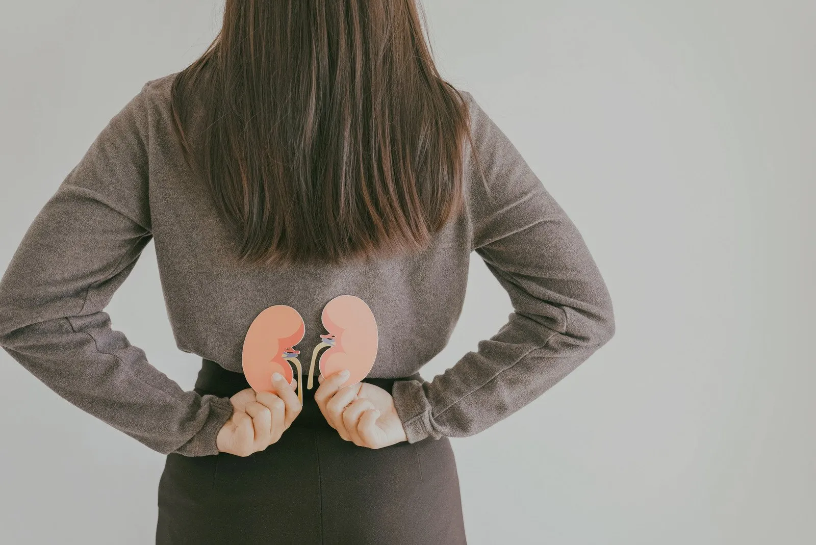 Cuidado com os rins 5 Back view of woman suffering from lower back pain with kidney shape, chronic kidney disease, renal failure concept - Fotos do Canva1