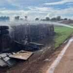 Caminhoneiro fica ferido após carreta tombar e pegar fogo em Mato Grosso