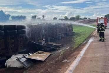 Caminhoneiro fica ferido após carreta tombar e pegar fogo em Mato Grosso