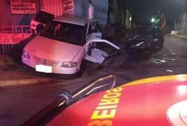Grávida fica presa às ferragens após acidente na capital de Mato Grosso e bombeiros realizam resgate