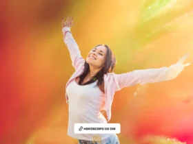Mulher feliz com a magia da mudança