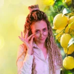 Mulher faz de um limão uma limonada