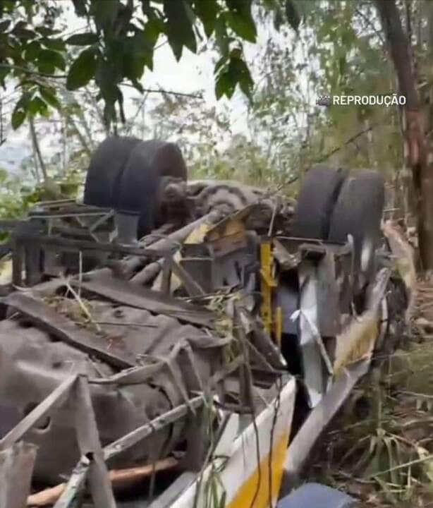 Ônibus perde controle e cai em mata na Serra da Barriga, em Alagoas