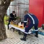 Acidente ocorreu no bairro Jardim Primavera; trabalhador estava sem EPIs e sofreu fratura exposta, queimaduras e escoriações.