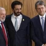 Brasília (DF), 29/11/2024 - O presidente Luiz Inácio Lula da Silva, o prefeito de São Paulo, Ricardo Nunes, e o governador de São Paulo, Tarcísio de Freitas, durante cerimônia para assinatura de contratos de financiamento do BNDES para infraestrutura e mobilidade urbana de São Paulo. Foto: Marcelo Camargo/Agência Brasil