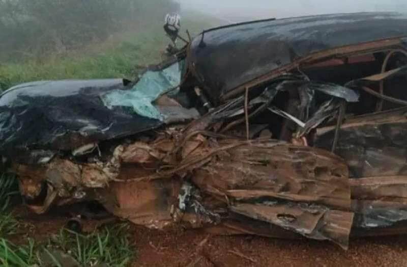Acidente ocorreu na noite de terça-feira (27); vítima perdeu o controle do carro, que invadiu a pista contrária. Polícia Civil investiga o caso. 