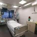 Leito de Unidade de Terapia Intensiva (UTI) com um dispositivo de respiração artificial.