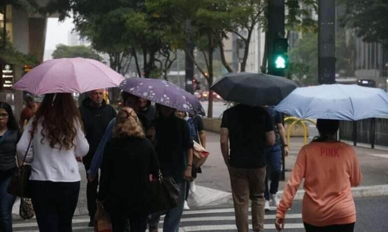 São Paulo (SP), 18/10/2024 -  Chuva leve no final da tarde de sexta-feira (18) na avenida Paulista. Foto: Paulo Pinto/Agência Brasil