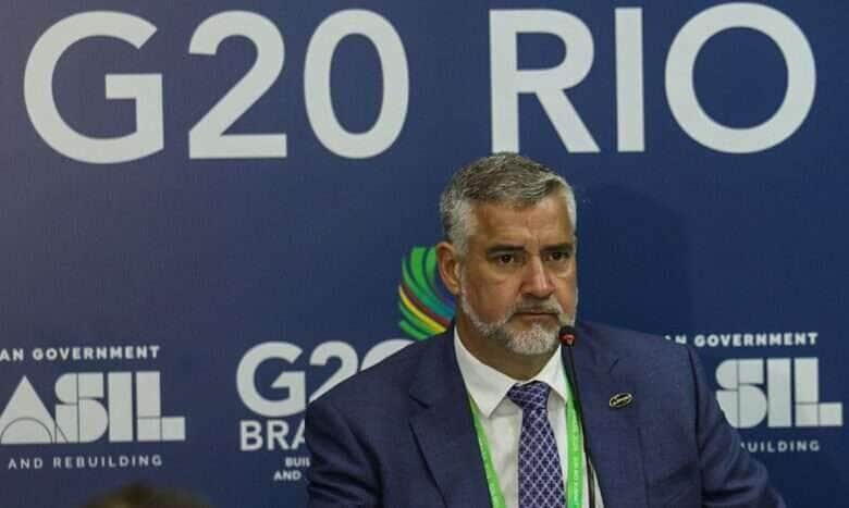 Rio de Janeiro (RJ), 19/11/2024 – O ministro da Secretaria de Comunicação Social da Presidência (Secom), Paulo Pimenta e a ministra da secretaria-geral do Chile, Camila Vallejo, durante assinatura de memorando de entendimento de combate às fake News, no G20, no Rio de Janeiro. Foto: Tomaz Silva/Agência Brasil