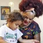 Brasília (DF), 28/11/2024 - Mães adotivas. Leonor Costa com sua filha adotiva Safyra. Foto: Bruno Peres/Agência Brasil