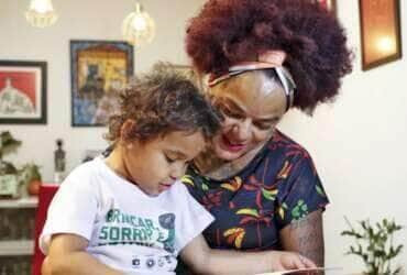 Brasília (DF), 28/11/2024 - Mães adotivas. Leonor Costa com sua filha adotiva Safyra. Foto: Bruno Peres/Agência Brasil