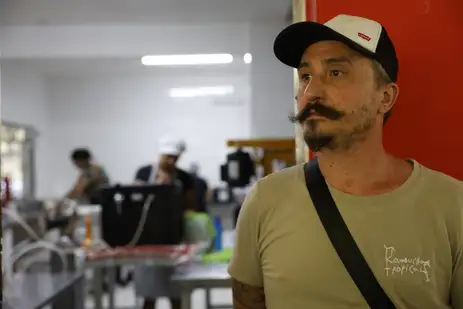 Cachoeiras de Macacu (RJ) 26/11/2024 – Leonardo de Mattos, produtor da bebiba Pi Kombucha Tropical, que é beneficiado pelo reflorestamento do Projeto Guapiaçu, restaurador da Mata Atlântica em terras antes degradadas, contribuindo para a manutenção dos recursos hídricos. Foto: Fernando Frazão/Agência Brasil